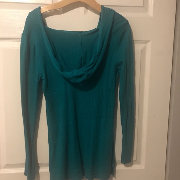 Green hoodie sweater in a flirty fitted style - Picture 4 of 4